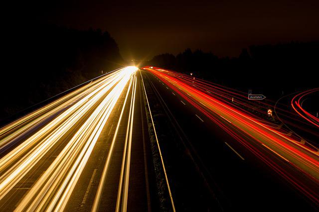 Oświetlenie pojazdów – jak wybrać lampy przednie i tylne. O reflektorach samochodowych słów kilka